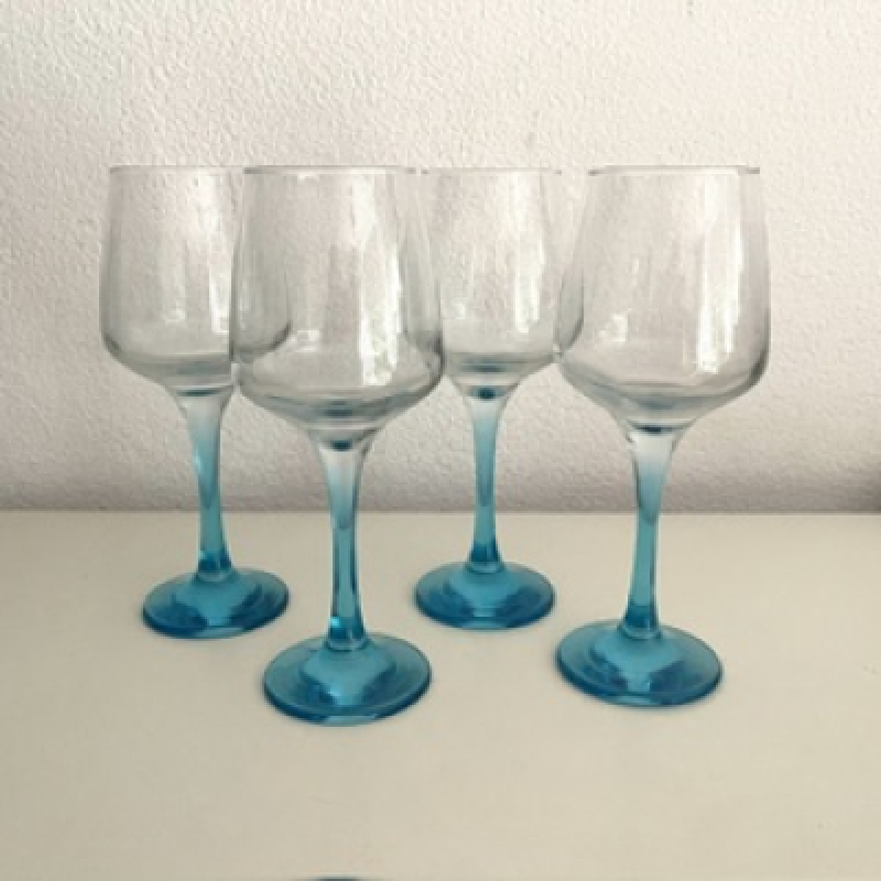 4 Wijnglazen licht blauwe voet